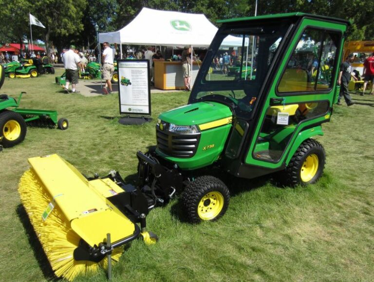 ⌘ John Deere X700 ⌘ Signature Series Lawn Tractors Information