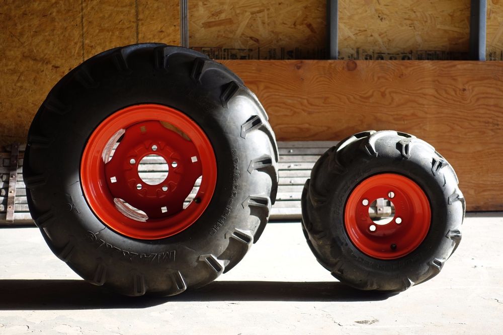 Kubota L3800 Compact Tractor tire size